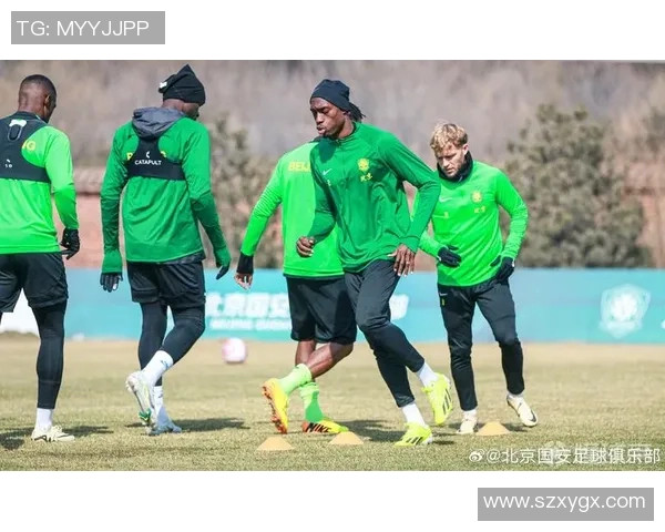 绿色头发的足球明星女性展现独特魅力与运动精神的完美结合